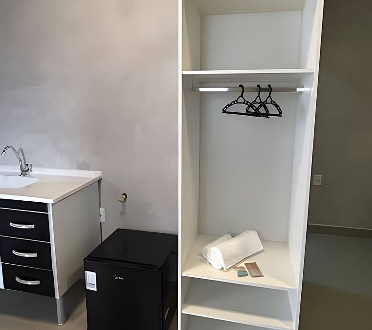 #111 Suíte Cromo Elegante c/Vaga • Centro