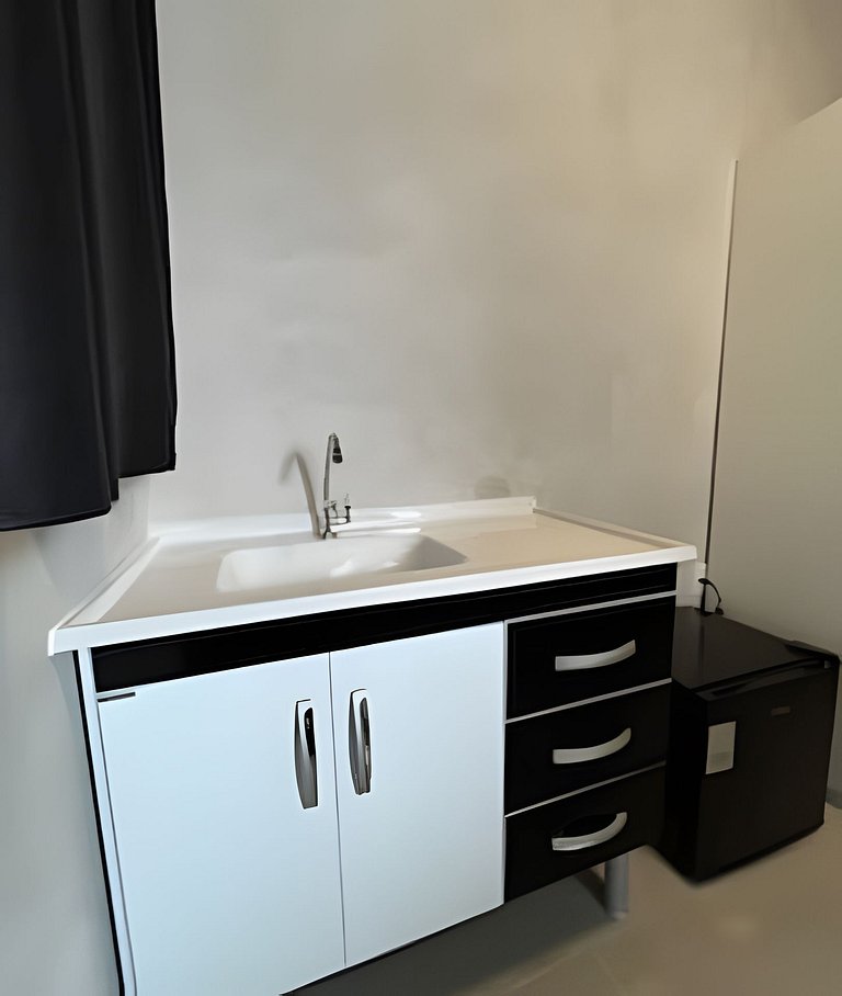 #112 Suíte Mármore Branco c/vaga • Centro