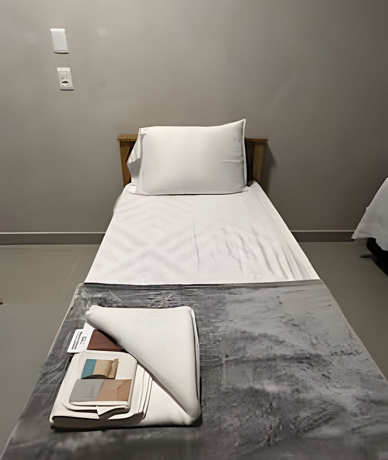 #112 Suíte Mármore Branco c/vaga • Centro