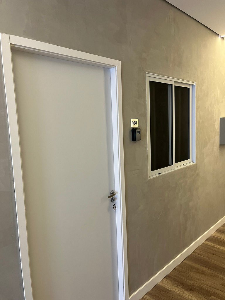 #108 Suíte Basalto Acolhedor c/vaga • Centro