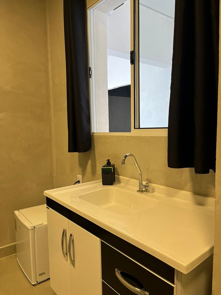 #112 Suíte Mármore Branco c/vaga • Centro