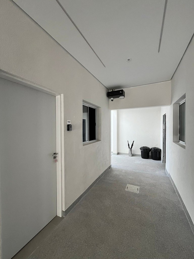 #112 Suíte Mármore Branco c/vaga • Centro