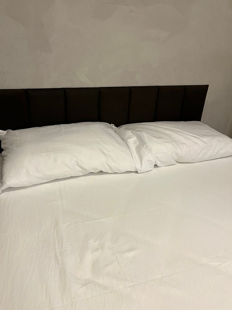 #112 Suíte Mármore Branco c/vaga • Centro