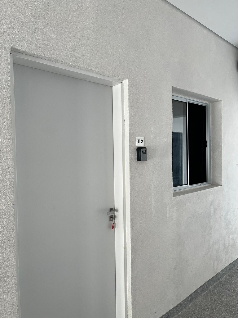 #112 Suíte Mármore Branco c/vaga • Centro