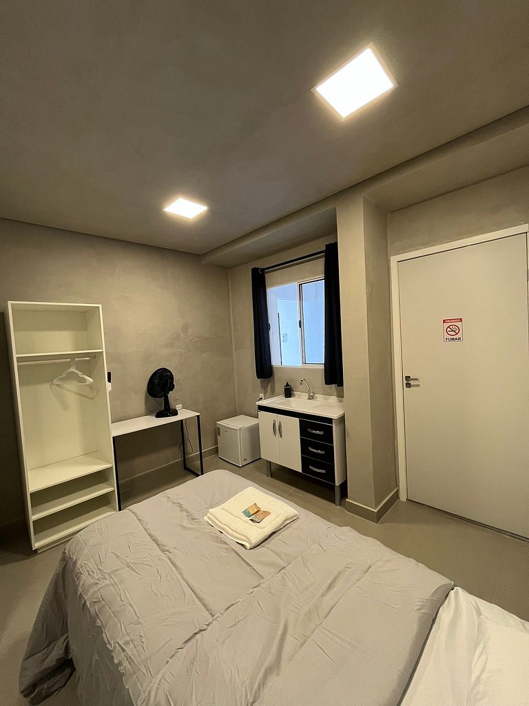 #112 Suíte Mármore Branco c/vaga • Centro