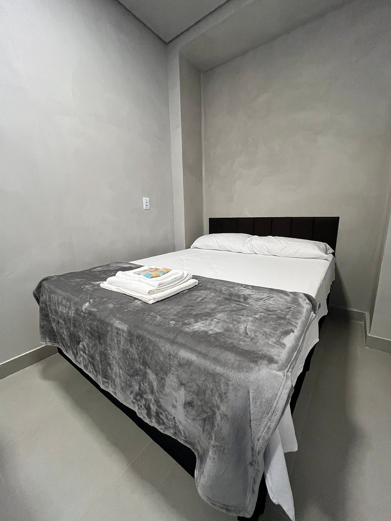 #112 Suíte Mármore Branco c/vaga • Centro