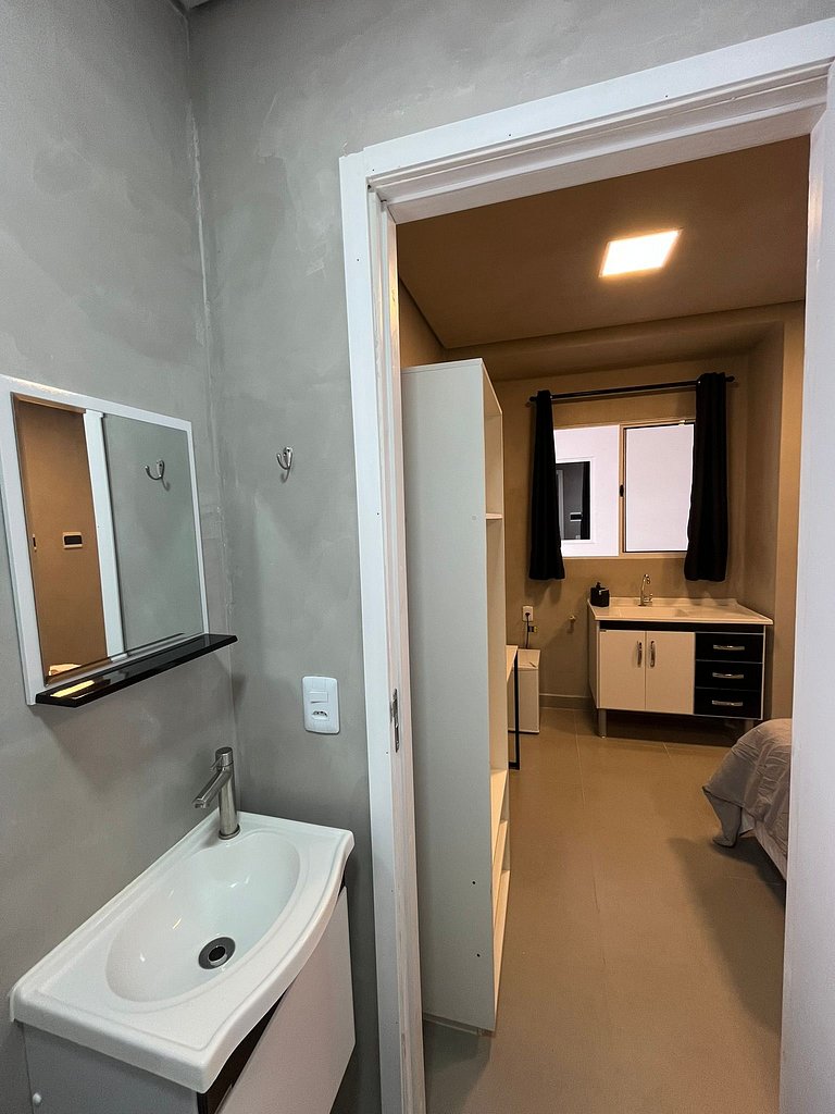 #112 Suíte Mármore Branco c/vaga • Centro