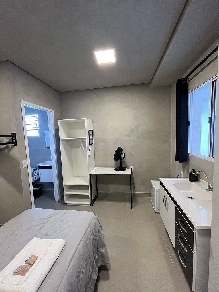 #112 Suíte Mármore Branco c/vaga • Centro