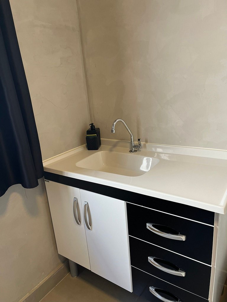 #111 Suíte Cromo Elegante c/Vaga • Centro