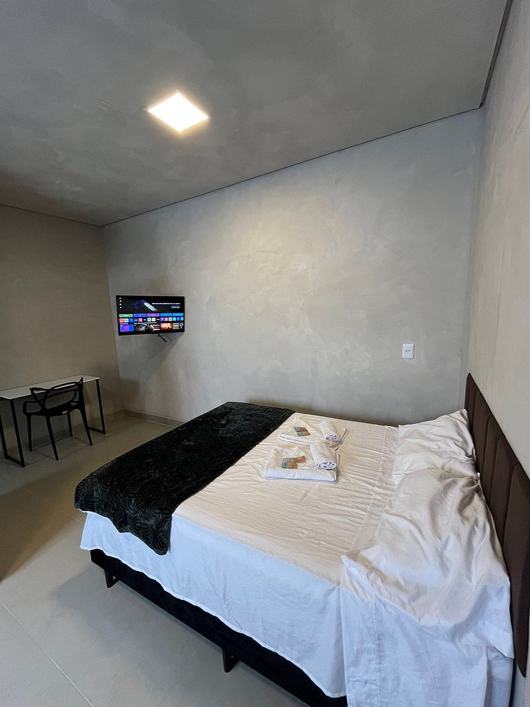 #111 Suíte Cromo Elegante c/Vaga • Centro