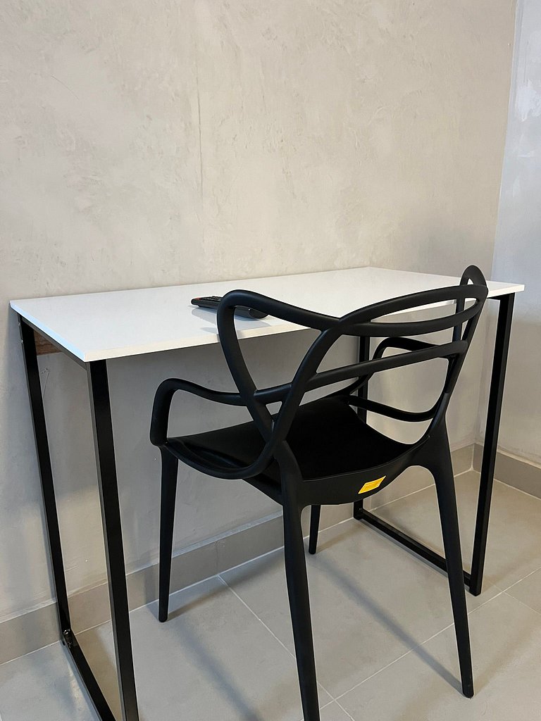 #111 Suíte Cromo Elegante c/Vaga • Centro