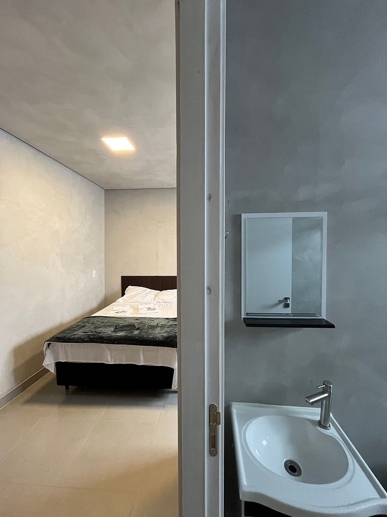 #111 Suíte Cromo Elegante c/Vaga • Centro