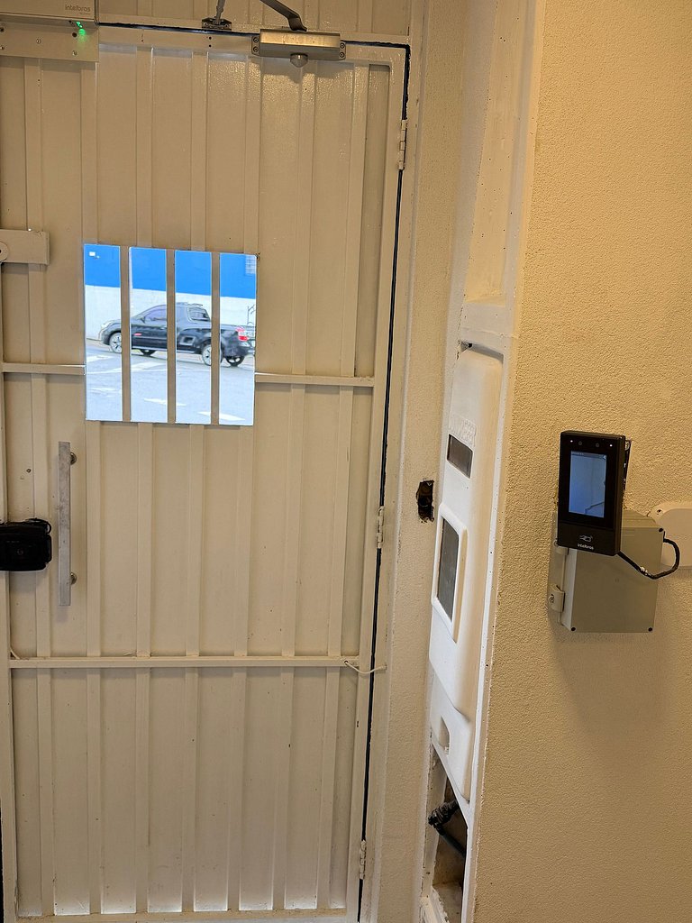 Suíte 107 — Espaçosa com Banheiro Privativo, Wi-Fi
