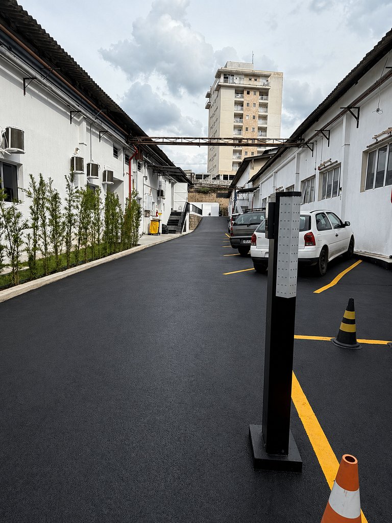 Suíte 102 — Espaçosa com Banheiro Privativo, Wi-Fi